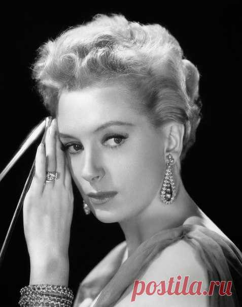 Дебора Керр - известеная британская  актриса, обладательница премии "Золотой глобус" за фильм "Король и я", а также почётных премий "Оскар", BAFTA и награды Каннского кинофестиваля. / Путь моды