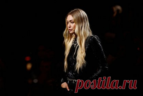 Джиджи Хадид с грязными волосами прошла по подиуму в наряде на голое тело. Американская супермодель палестино-голландского происхождения Джиджи Хадид с грязными волосами приняла участие в показе Miu Miu, организованного в рамках Недели моды в Париже, в наряде на голое тело. Манекенщица прошла по подиуму в черном сияющем костюме, состоящем из блейзера и длинной юбки на низкой посадке.