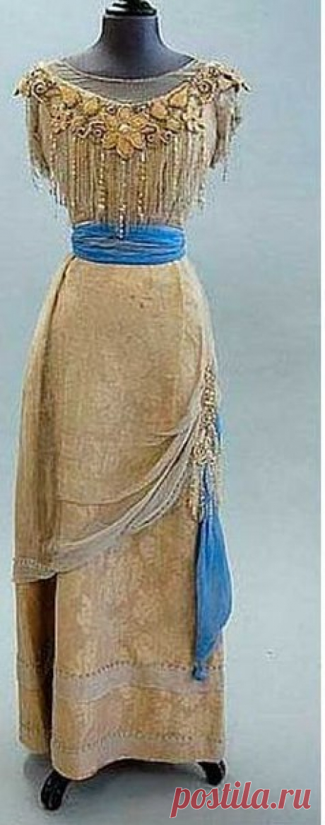 Вечернее платье 9010-14 годов. Платье выполнено из золотистого дамаста, кушак из синего шифона. Лиф расшит бисером и бахромой. / Путь моды