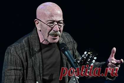 Розенбаум рассказал о поездках на метро. Российский певец Александр Розенбаум рассказал о своем опыте поездок в метрополитене. Он поделился своим опытом пользования общественным транспортом в разговоре с порталом «Дни.ру». Во время разговора артист назвал себя обычным человеком, отметив, что ведет простую жизнь. Он сам закупает продукты в магазине.