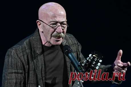 Розенбаум рассказал о поездках на метро. Российский певец Александр Розенбаум рассказал о своем опыте поездок в метрополитене. Он поделился своим опытом пользования общественным транспортом в разговоре с порталом «Дни.ру». Во время разговора артист назвал себя обычным человеком, отметив, что ведет простую жизнь. Он сам закупает продукты в магазине.