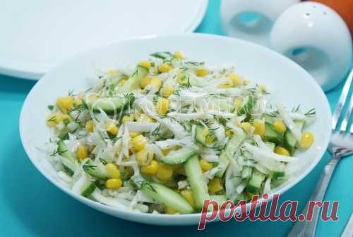 Салат из капусты с консервированной кукурузой Салат из капусты с консервированной кукурузой — легкий и простой в приготовлении салат, который можно приготовить по любому поводу.