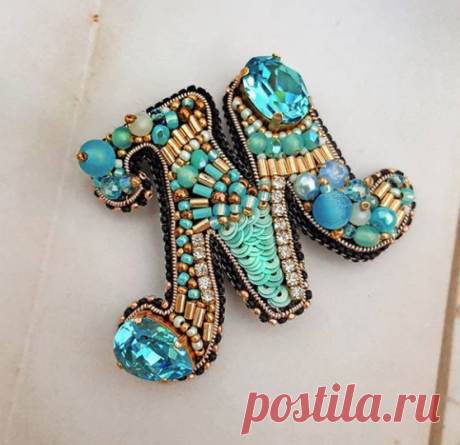 Брошь-буква⚘. В работе:кристаллы Swarovski, французские пайетки, японский бисер,бусины, стразовая лента, шатоны, кожа, японская булавочка.⚘