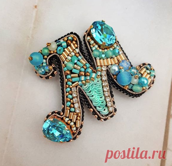 Брошь-буква⚘. В работе:кристаллы Swarovski, французские пайетки, японский бисер,бусины, стразовая лента, шатоны, кожа, японская булавочка.⚘