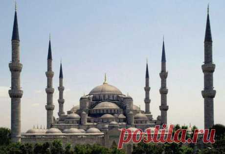 Мечеть Султана Ахмета (The Sultan Ahmed Mosque) Этот шедевр архитектуры известен так же под названием «Голубая мечеть». Знаковое сооружение является исторической ценностью Стамбула. Мечеть была построена между 1609 и 1616 годами во время правления Ахмеда I. Здесь и размещается гробница основателя. Мечеть имеет один главный купол, 6 минаретов и 8 средних куполов. Название «Голубая мечеть» происходит от цвета плитки, найденной на внутренних стенах здания.