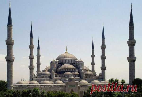 Мечеть Султана Ахмета (The Sultan Ahmed Mosque) Этот шедевр архитектуры известен так же под названием «Голубая мечеть». Знаковое сооружение является исторической ценностью Стамбула. Мечеть была построена между 1609 и 1616 годами во время правления Ахмеда I. Здесь и размещается гробница основателя. Мечеть имеет один главный купол, 6 минаретов и 8 средних куполов. Название «Голубая мечеть» происходит от цвета плитки, найденной на внутренних стенах здания.