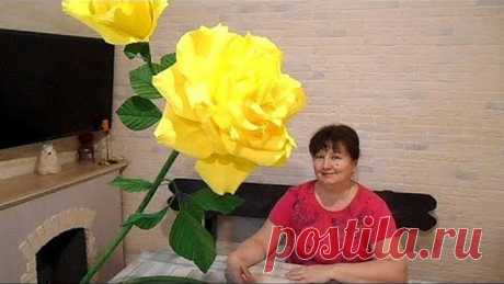 Большая роза из гофрированной бумаги с бутонами на подставке