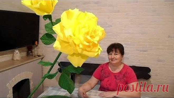 Большая роза из гофрированной бумаги с бутонами на подставке