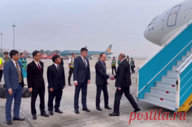 Глава МЧС России Куренков приехал во Вьетнам. Российские представители проведут переговоры с вьетнамскими партнерами по вопросам двустороннего сотрудничества спасательных служб.