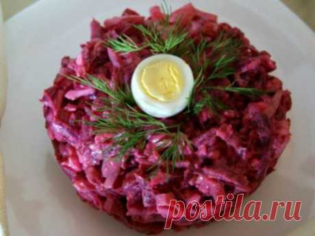 Салат со свеклой и кальмарами Вкусный салат со свеклой и кальмарами, приготовленный в домашних условиях, станет отличным вариантом праздничного салата на Новый год. Он разнообразит ваше меню и точно не оставит никого равнодушным. Салат делается очень просто, справится даже новичок.