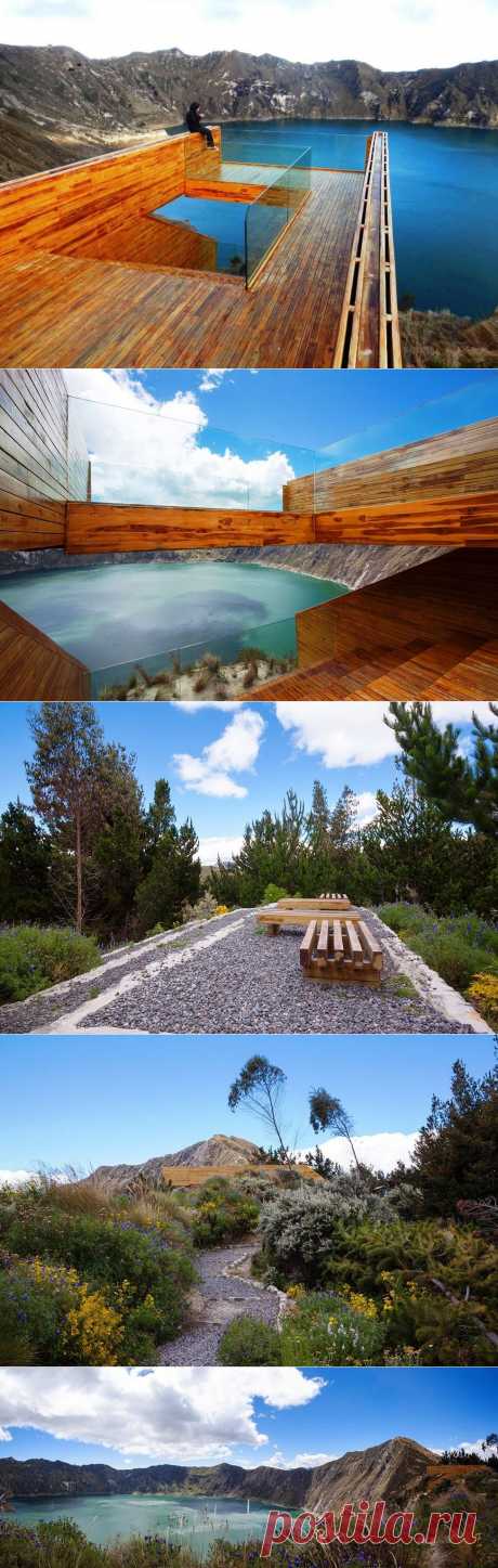 Смотровая площадка над бирюзовым вулканическим озером (Эквадор)