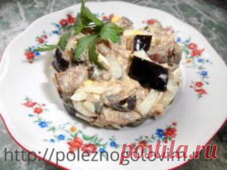 Салат с баклажанами и маринованным луком