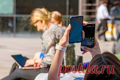 Российских учителей и чиновников обяжут использовать отечественные мессенджеры. Минцифры готовит нормативную базу для перевода чиновников и бюджетников на государственную платформу, которая обяжет их использовать отечественные мессенджеры, почтовые клиенты и и сервисы видео-конференц-связи. Переход должен осуществиться к 2022 году. инициативу Минцифры уже одобрила пракомиссия по цифровому развитию