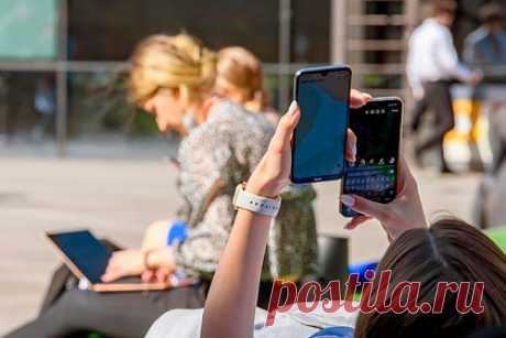 Российских учителей и чиновников обяжут использовать отечественные мессенджеры. Минцифры готовит нормативную базу для перевода чиновников и бюджетников на государственную платформу, которая обяжет их использовать отечественные мессенджеры, почтовые клиенты и и сервисы видео-конференц-связи. Переход должен осуществиться к 2022 году. инициативу Минцифры уже одобрила пракомиссия по цифровому развитию