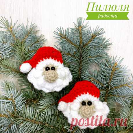 PDF Санта Клаус крючком. FREE crochet pattern; Аmigurumi toy patterns. Амигуруми схемы и описания на русском. Вязаные игрушки и поделки своими руками #amimore - маленький Санта Клаус к Новому году, Дед Мороз, новогодняя кукла, украшение.