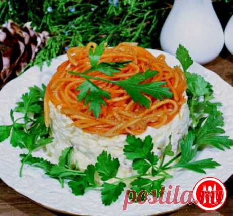 Салат "Огненная курица" 

Ингредиенты: 
Яйцо куриное — 3 шт.
Сыр плавленый — 400 гр. (более плотные сорта, которые можно натереть на терке) 
Соль, специи — по вкусу 
Куриное мясо отварное — 400 гр.
Майонез, чеснок — по вкусу 
Корейская морковка — 50 гр.