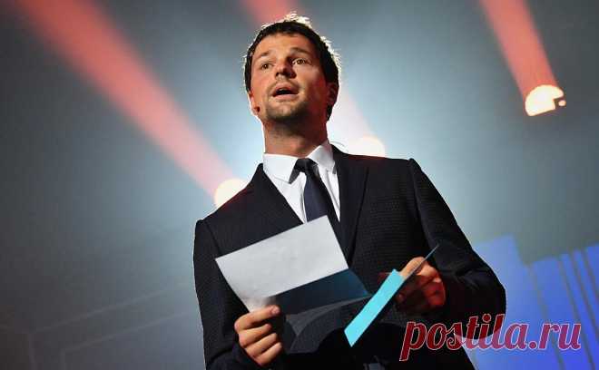 Данила Козловский опроверг отъезд из России. Актер опроверг сообщения об отъезде из России, а также пояснил, что слова, за которые его предложили проверить на экстремизм, были сказаны на съемках сериала про революцию. В США у актера живет трехлетняя дочь