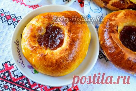 Ватрушки с повидлом из дрожжевого теста, рецепт с фото