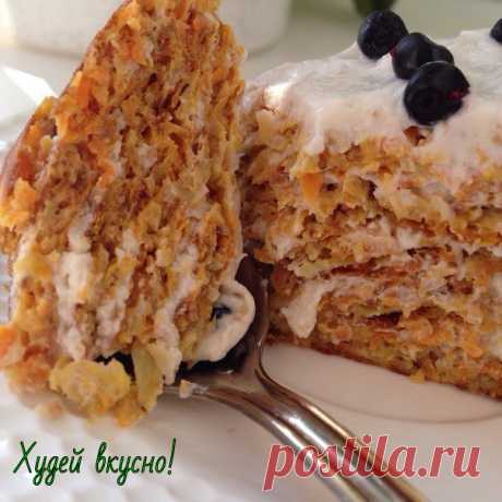 Cочный, нежный морковный ПП-тортик 
на 100грамм - 105.33 ккалБ/Ж/У - 9.09/5.28/4.69 

Ингредиенты: 
Для коржа: 
Около 80 гр моркови, столько же яблока, яйцо, 
5 гр овсяных отрубей. 

Начинка: 
Мягкий творог и немного черники или любых ягод. 

Приготовление: 
Морковку и яблоко натереть, все смешать, выложить на бумагу для запекания, поместить на 30 мин в духовку, разогретую до 180 С. 
Достаем из духовки корж режем на треугольники, каждый промазываем творогом и пусть настоит...