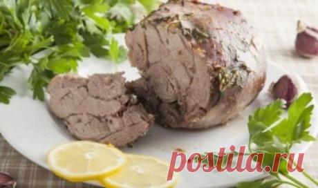 ИНГРЕДИЕНТЫ 1 филе бедра индейки 1 зубчик чеснока цедра и сок половины лимона 1 ст. ложка оливкового масла небольшой пучок петрушки 2 веточки тимьяна свежемолотый черный и душистый перец соль ПРИГОТОВЛЕНИЕ Индейка идеальна для запекания – она получается сочной и ароматной, готовить ее несложно. Снимите теркой цедру с половинки лимона (старайтесь не задевать белую часть) […]