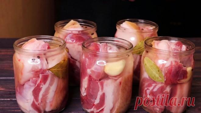 Очень простой рецепт приготовления консервированной закуски из грудинки или сала Соленое сало или мясо в банке – это универсальная вкусная питательная закуска к столу, которую можно есть с борщом, картофелем, кашей, макаронами и другими гарнирами. Она хранится очень долго и отличается простотой готовки. Поэтому если вы любите такую закуску, то обязательно приготовьте ее, так