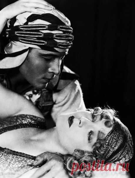 Рудольф Валентино (англ. Rudolph Valentino; 1895 — 1926) — американский киноактёр итальянского происхождения, идол эпохи немого кино.