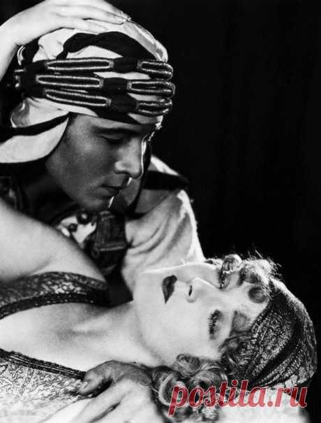 Рудольф Валентино (англ. Rudolph Valentino; 1895 — 1926) — американский киноактёр итальянского происхождения, идол эпохи немого кино.