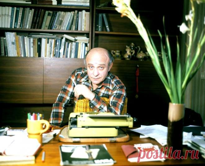 Ролан Быков, 12 октября, 1929
 • 6 октября 1998