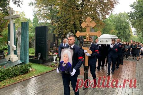 «Вас будет не хватать». Москва простилась с Верой Васильевой. Народная артистка СССР скончалась 9 августа на своей даче в Подмосковье.