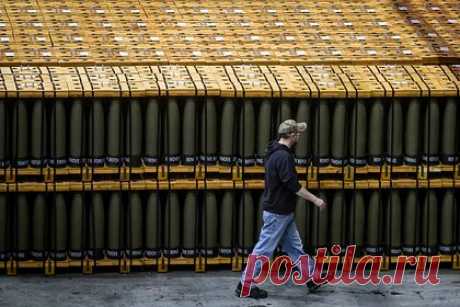 В США назвали условие для прекращения помощи Украине. Как это связано с контрнаступлением ВСУ?. «Окно», позволяющее Украине одержать победу в конфликте с Россией, не может всегда оставаться открытым. С таким мнением выступили журналисты The New York Times. Авторы NYT назвали условие для прекращения помощи Украине и допустили, что Киев может лишиться западной поддержки при провале контрнаступления ВСУ.