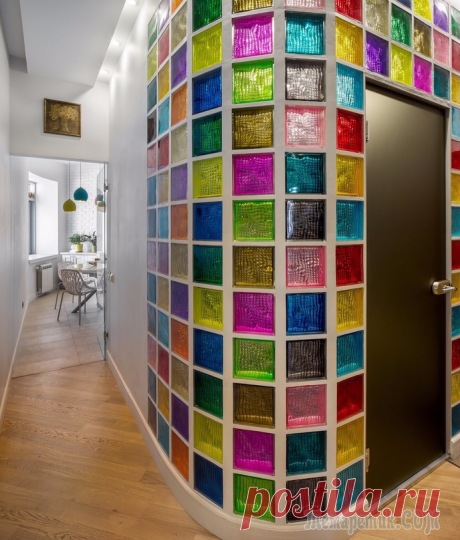 Бетон, железо и классический камин в квартире холостяка