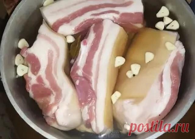 Полстакана сахара и стакан соли — именно так готовлю самое нежное сало, едят даже дети. Лавровый лист отлично дополняет вкус.

Сало, в отличие от красной и черной икры, доступно каждому. Чудесный продукт, который поднимает иммунитет и хорошо насыщает. И совсем не нужно бояться от него поправиться, ведь калорий в нём мало. В нём присутствуют необходимые каждому организму мононенасыщенные олеиновые и полиненасыщенные жирные кислоты. Особенно сало ценится за содержащуюся в не...