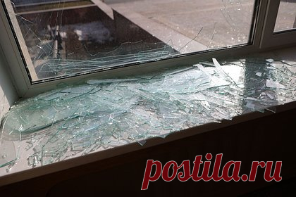Украинский беспилотник атаковал здание ФСБ в Белгороде. Беспилотник Вооруженных сил Украины (ВСУ) атаковал здание Федеральной службы безопасности (ФСБ) в Белгороде. В здании поврежден фасад и выбиты окна. Пострадавших нет. Помимо этого, утром 13 марта под обстрел вновь попал город Шебекино. В результате пострадал сотрудник промышленного предприятия.