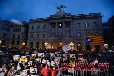 В Каталонии начались акции в поддержку Пучдемона. Сторонники независимости Каталонии в разных городах региона начали выходить на акции протеста в поддержку бывшего лидера автономии Карлоса Пучдемона, который забыл задержан на Сардинии и позже отпущен на свободу. В Барселоне люди собрались на митинг на центральной площади Святого Иакова.