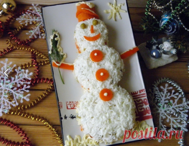 Обязательно сохраните 
Подборка 10 праздничных нарядных салатов: 

1. Салат «Свеча» 

Ингредиенты: 
вареный картофель – 2 шт., 
яйца вареные – 3 шт., 
копченое мясо – 300 г, 
луковица – 1 шт., 
сыр твердый – 150 г, 
майонез. 
Для украшения: 
зелень укропа – 1 пучок, 
перец сладкий красный – 1, 
перец желтый – 1, 
чернослив – 1 шт., 
морковь – 1. 

Картофель отварить в мундире, охладить, затем очистить. Натереть на крупной терке, немного посолить и выложить на тарелку в фор...