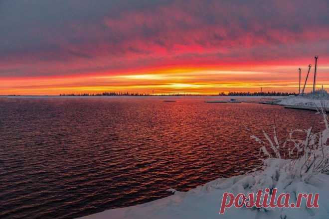 Яркий закат, Печора
У Печоры, у реки, где живут оленеводы и рыбачат рыбаки...)) Бесподобный закат...