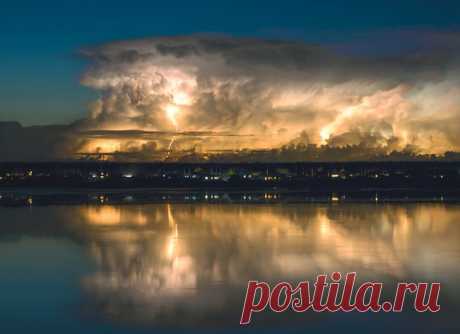 Всполохи молний. Автор фото – Андрей Григорьев: nat-geo.ru/photo/user/118120/