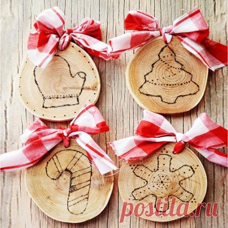 Как сделать новогодние шары из деревянных заготовок Бывают ли новогодние елки без елочных шаров? В общем, конечно, всё на свете бывает, но нет ничего лучше традиционных шариков. Ну а рукодельницы не покупают новогодние украшения, а делают ёлочные шары своими руками. Из сегодняшней заметки в узнаете, как сделать рождественские шары из деревянных заготовок.