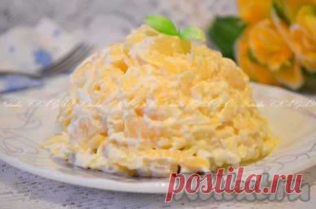 Салат с ананасами, сыром и чесноком