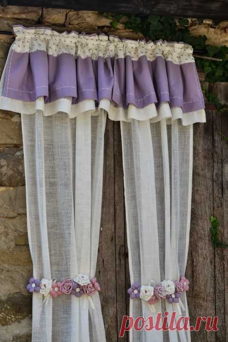 Tende country fai da te, tende lunghe bianche con fascia con fiori in stoffa applicati sui toni del viola e mantovana lilla