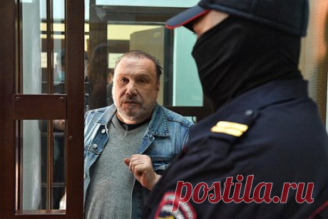 Прокурор запросил 7,5 года лишения свободы для бизнесмена Батурина. В ходе прений сторон прокурор запросил 7,5 года лишения свободы в колонии общего режима для бизнесмена Виктора Батурина, подозреваемого в покушении на мошенничество. Уголовное дело в отношении Батурина связано с более ранним делом о хищении акций «Интеко» у его сестры Елены Батуриной.