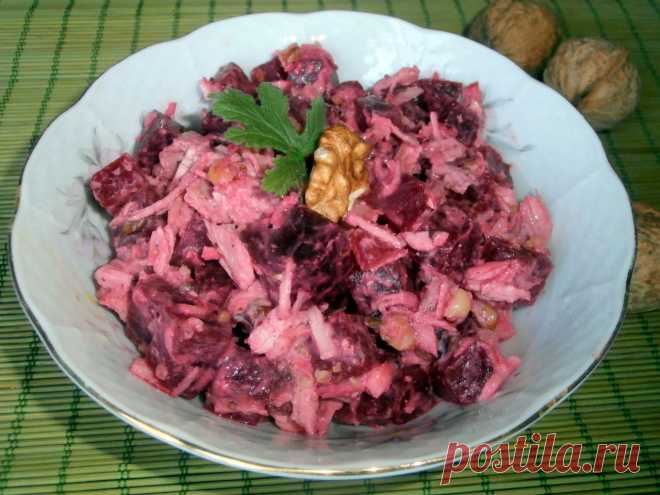 Свекольный салат с курицей и жареными орехами
Этот диетический и простой салат с курицей имеет оригинальный вкус благодаря жареным орехам, а добавление свеклы делает его более полезным и вкусным.