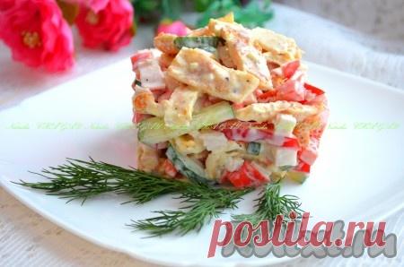Салат с крабовыми палочками и болгарским перцем - 10 пошаговых фото в рецепте Вкусный салат с крабовыми палочками и болгарским перцем решила приготовить на День всех влюбленных. Салатик получился сытным, пикантным и свежим, благодаря сочному перцу. В составе есть чеснок, который с легкостью можно исключить. А также крабовые палочки можно заменить на отварную курицу, тоже ...
