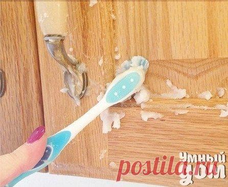 Как легко отмыть дверцы кухонной мебели? Чудо средство из двух ингредиентов! С легкостью снимает жир и грязь! 1 часть растительного масла 2 части пищевой соды Смешайте ингредиенты и используя зубную щетку или ткань очистите поверхность мебели от грязного налета. Предварительно постелите бумагу или газеты под очищаемой мебелью, так как кусочки соды с маслом могут падать в процессе чистки. Сода действует как абразив, а растительное масло лучше всего растворяет жир! Кстати, жирный налет на…