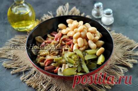 Салат с фасолью, жареными грибами и солеными огурцами