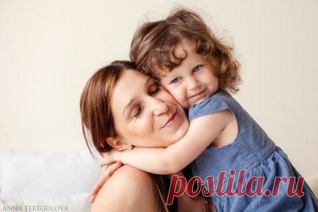 У меня родилась дочь. И совсем не с моими глазами.И не папа она точь в точь,На кого похожа не знаем. Люди разное вечно твердят.Кто то видит в ней бабушку,мужа. Для меня же её взгляд-это дверь ведущая в душу.У меня родилась дочь, Не сегодня...она уж большая.У меня родилась дочь.а я только что все осознала... / Новые дети