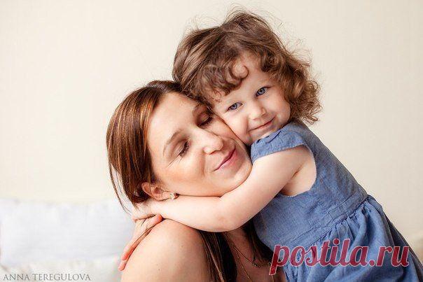 У меня родилась дочь. И совсем не с моими глазами.И не папа она точь в точь,На кого похожа не знаем. Люди разное вечно твердят.Кто то видит в ней бабушку,мужа. Для меня же её взгляд-это дверь ведущая в душу.У меня родилась дочь, Не сегодня...она уж большая.У меня родилась дочь.а я только что все осознала... / Новые дети