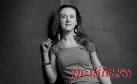 В ДНР при обстреле во время выступления погибла актриса Меньших. Украинские военные обстреляли село Кумачово в ДНР, в результате погибла актриса Полина Меньших. Театр сообщил, что это произошло во время выступления. По селу выпустили 5 снарядов РСЗО, на месте нашли обломки снаряда HIMARS