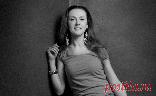 В ДНР при обстреле во время выступления погибла актриса Меньших. Украинские военные обстреляли село Кумачово в ДНР, в результате погибла актриса Полина Меньших. Театр сообщил, что это произошло во время выступления. По селу выпустили 5 снарядов РСЗО, на месте нашли обломки снаряда HIMARS