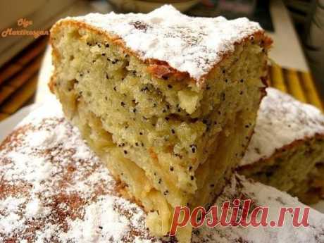 Яблочный пирог с маком
Очень вкусный пирог, а рецепт проще-простого.
1 ст.кефира,1,5 ст.муки, 4 яйца, 1 ст.сах.песка, 50 гр.масла,50 гр.мака, 0,5 ч.л.соды, ваниль и корица(по 1/3 ч.л.)
3 крупных зеленых яблока.
Яблоки помыть, очистить от кожуры, натереть на шинковке(получатся тонкие слайсы) Благодаря этому пирог будет похож на слоеный.
Яйца взбить, добавить сахар, растопленное масло, кефир, постепенно всыпать муку и в конце добавить соду, корицу, ваниль и мак.
В смазанную маслом форму влить 1/3